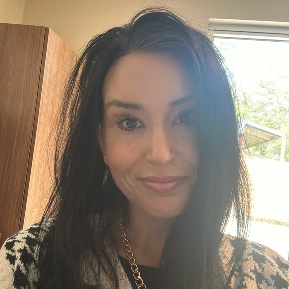 Meet your Posher, Hillary - Picture 1 of 1